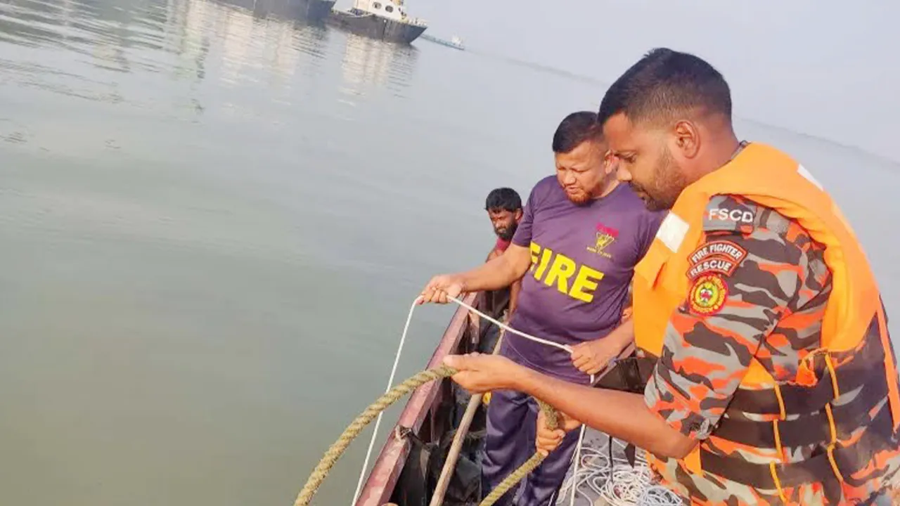 মেঘনায় সিমেন্টবোঝাই ট্রলার ডুবি, দুইজন নিখোঁজ