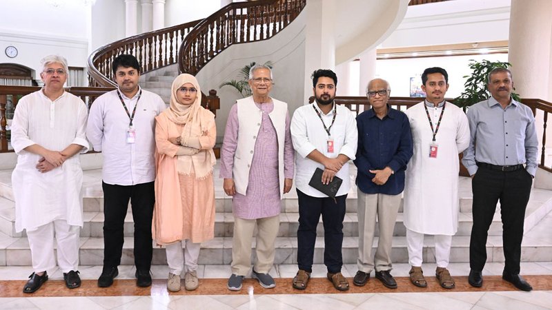 প্রধান উপদেষ্টা মুহাম্মদ ইউনূসের সঙ্গে এনসিপি নেতারা। ছবি: প্রধান উপদেষ্টার কার্যালয়